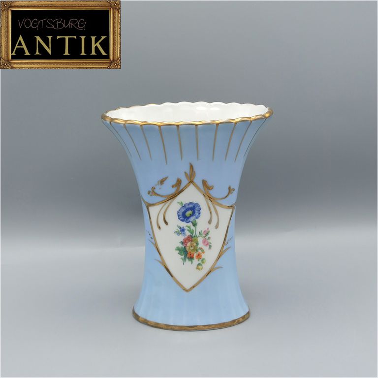 Porzellan Vase Manufacture Couleuvre Frankreich ca 1920.

Französische Porzellan Vase,
schönes Hellblau, mit farbigen Blumen und schöner Ver