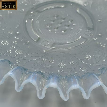 Antiker Opalglas Teller, Platte 1915, weiß, transparent antike Pressglas von Fenne Glashütte
