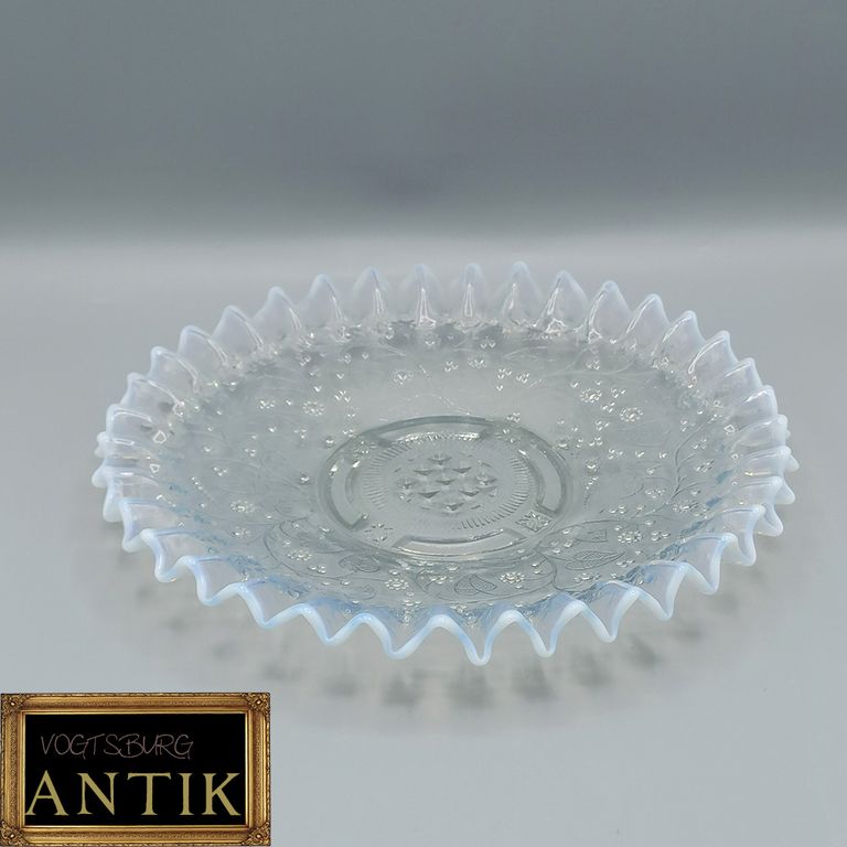 antiker Opalglas Teller Platte 1915 weiß transparent Kristallkunst Blumen Pressglas