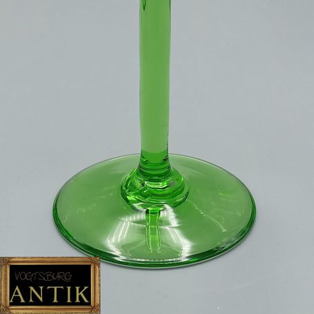 6 Weingläser Römer Jugendstil Uranglas um  1900 , farblose geschliffen Kuppa auf grünem Steil und Fuß aus Uranglas.