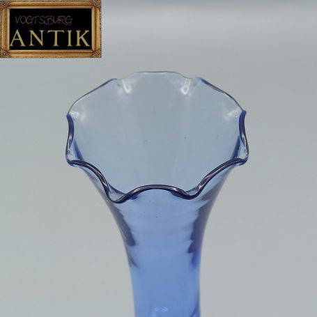 Blaue Glasvase, wohl aus den 70ger Jahren. Vasenbauch mit schönem Krakelee. 