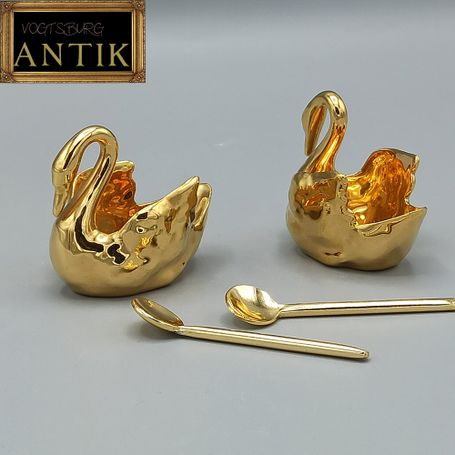 Ein Paar Vintage Gold Porzellan Schwäne Salz und Pfeffer aus  Limoges France.