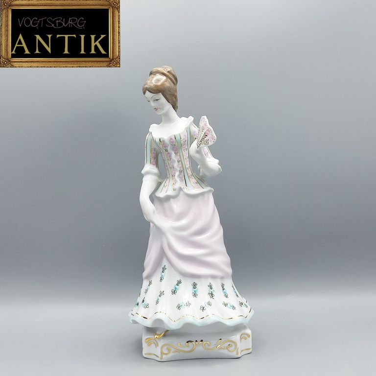Ende des 20. Jahrhunderts handbemalte Retro Figur aus Ungarn von Hollohaza.
Der Artikel befindet sich in ausgezeichnetem Vintage-Zustand. 