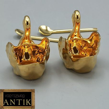 Ein Paar Vintage Gold Porzellan Schwäne Salz und Pfeffer aus  Limoges France.