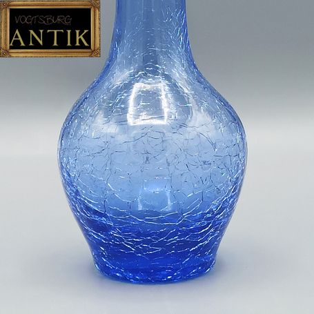 Blaue Glasvase, wohl aus den 70ger Jahren. Vasenbauch mit schönem Krakelee. 